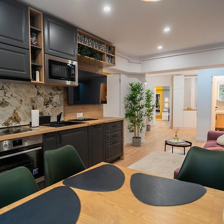 Urban Pearl - Old Town - Unique 4Br/3Ba Apartment Bukares Bagian luar foto