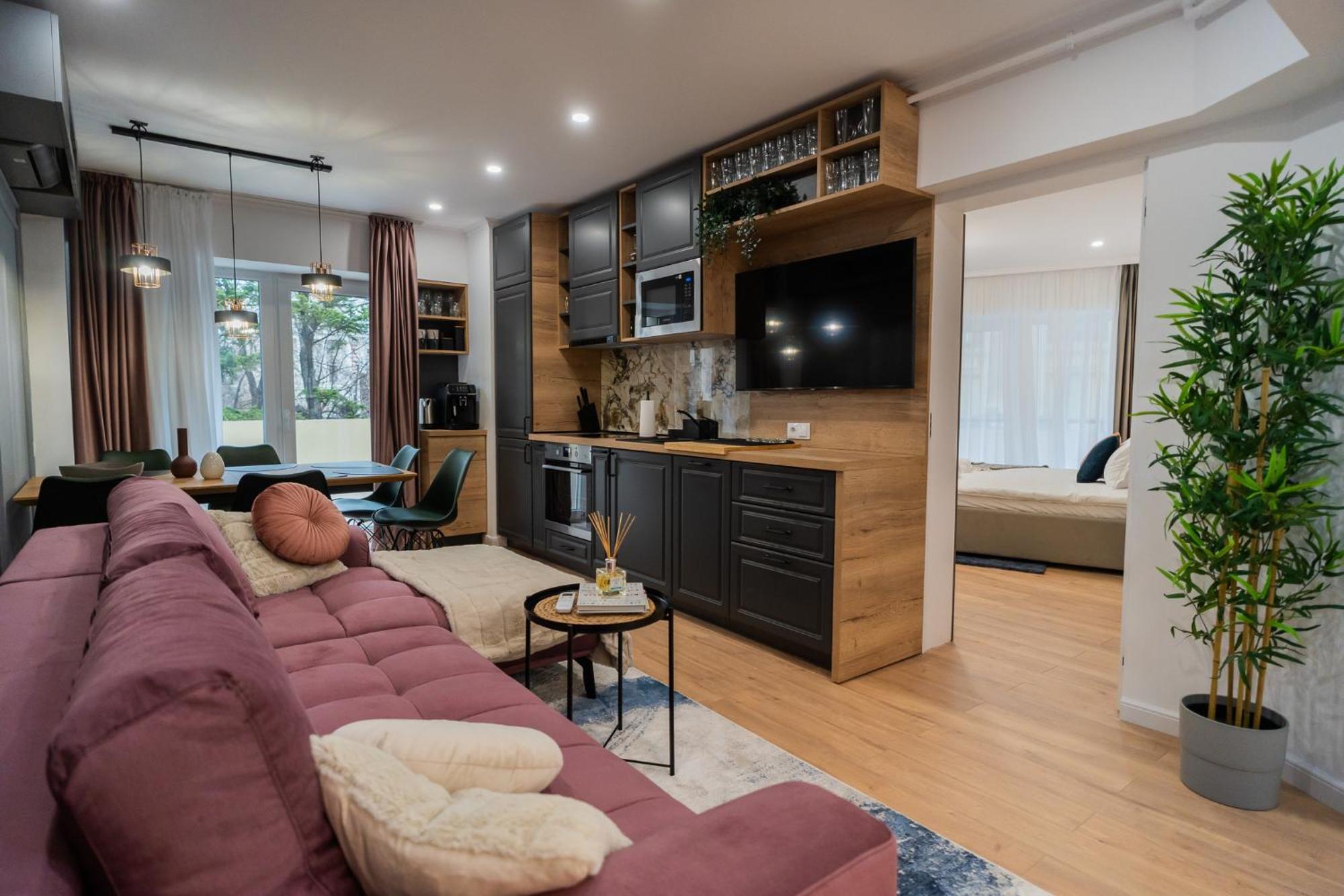 Urban Pearl - Old Town - Unique 4Br/3Ba Apartment Bukares Bagian luar foto