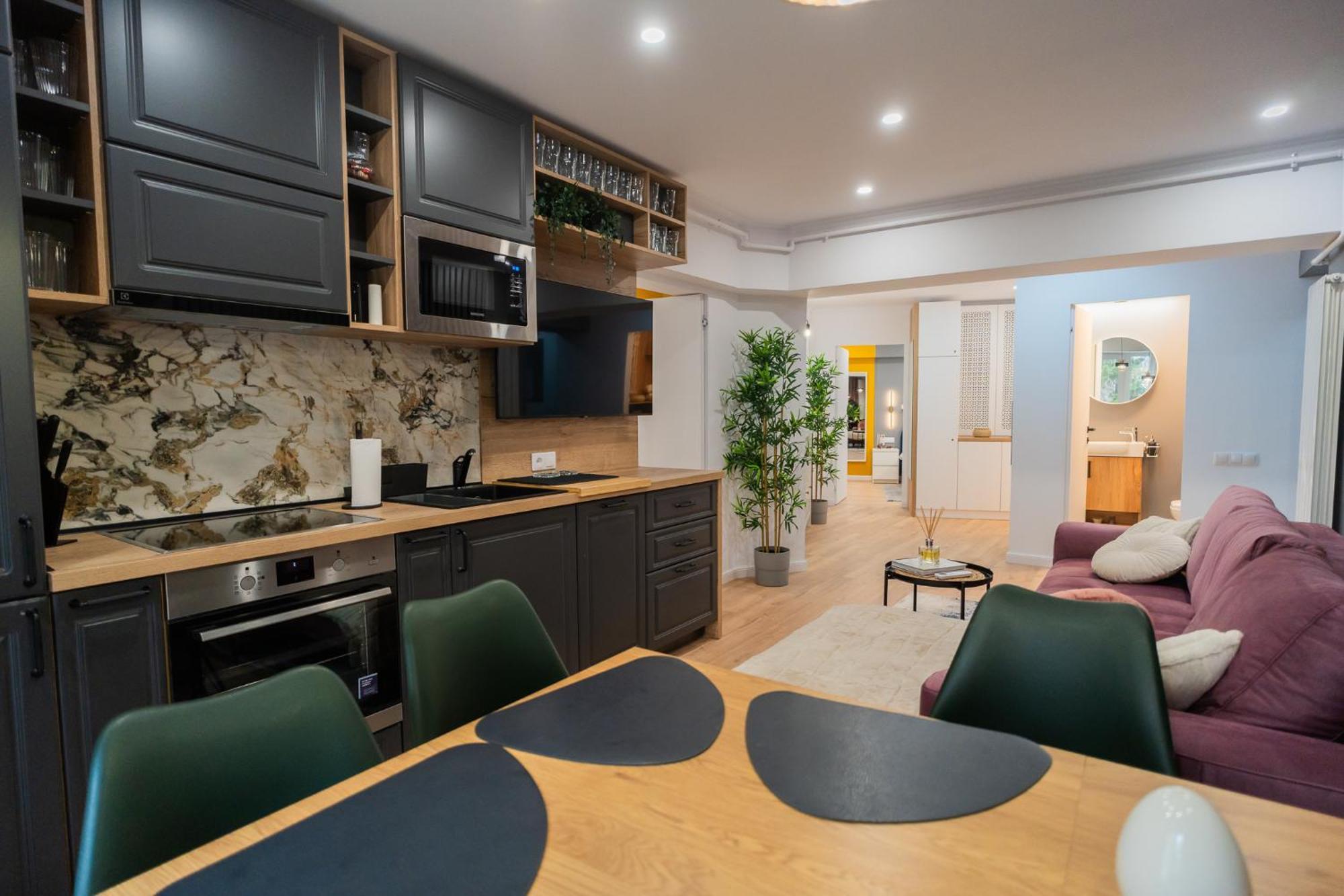 Urban Pearl - Old Town - Unique 4Br/3Ba Apartment Bukares Bagian luar foto