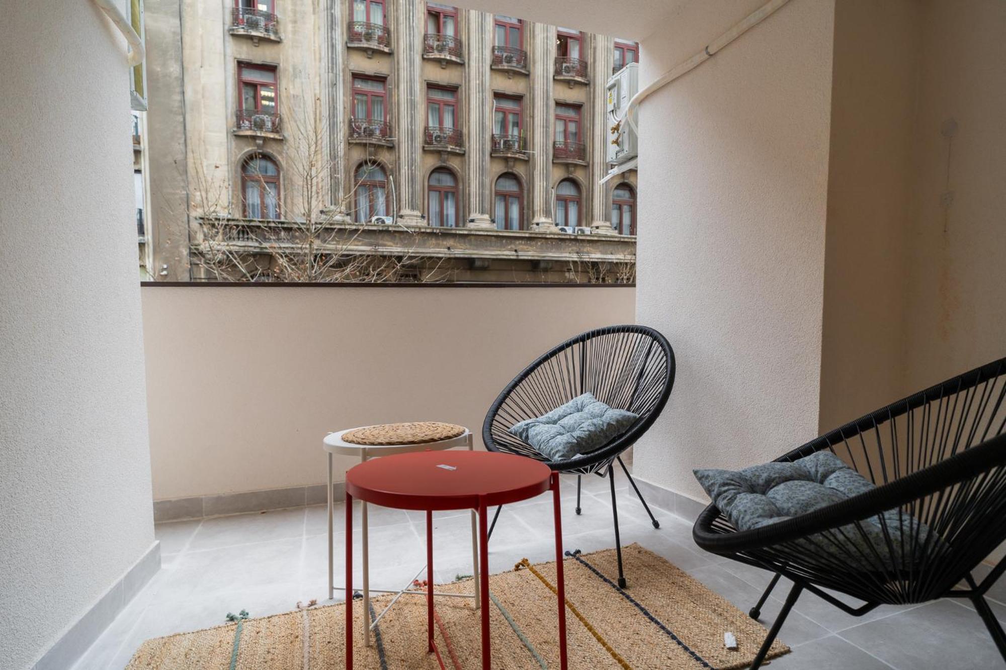 Urban Pearl - Old Town - Unique 4Br/3Ba Apartment Bukares Bagian luar foto