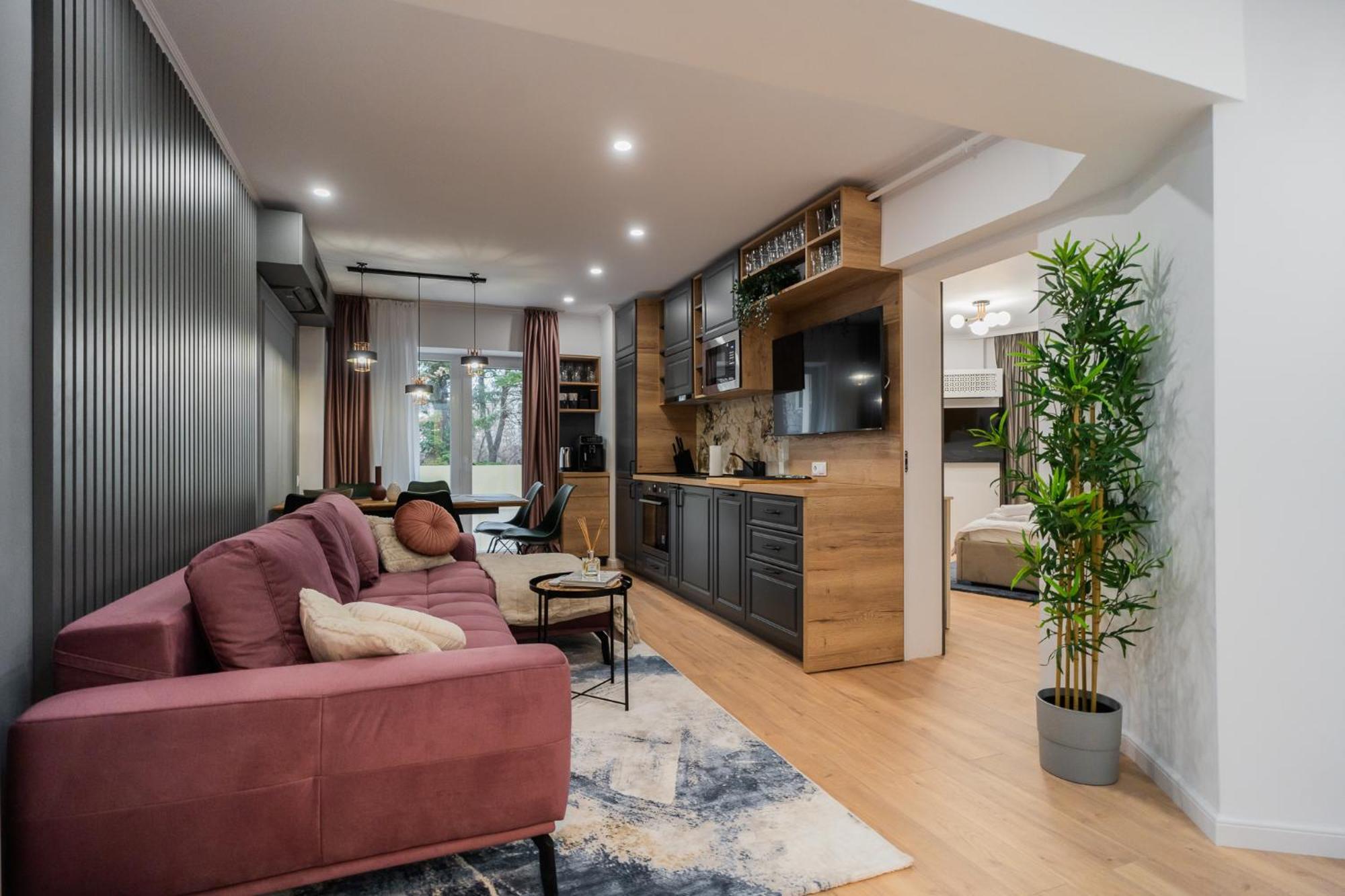 Urban Pearl - Old Town - Unique 4Br/3Ba Apartment Bukares Bagian luar foto