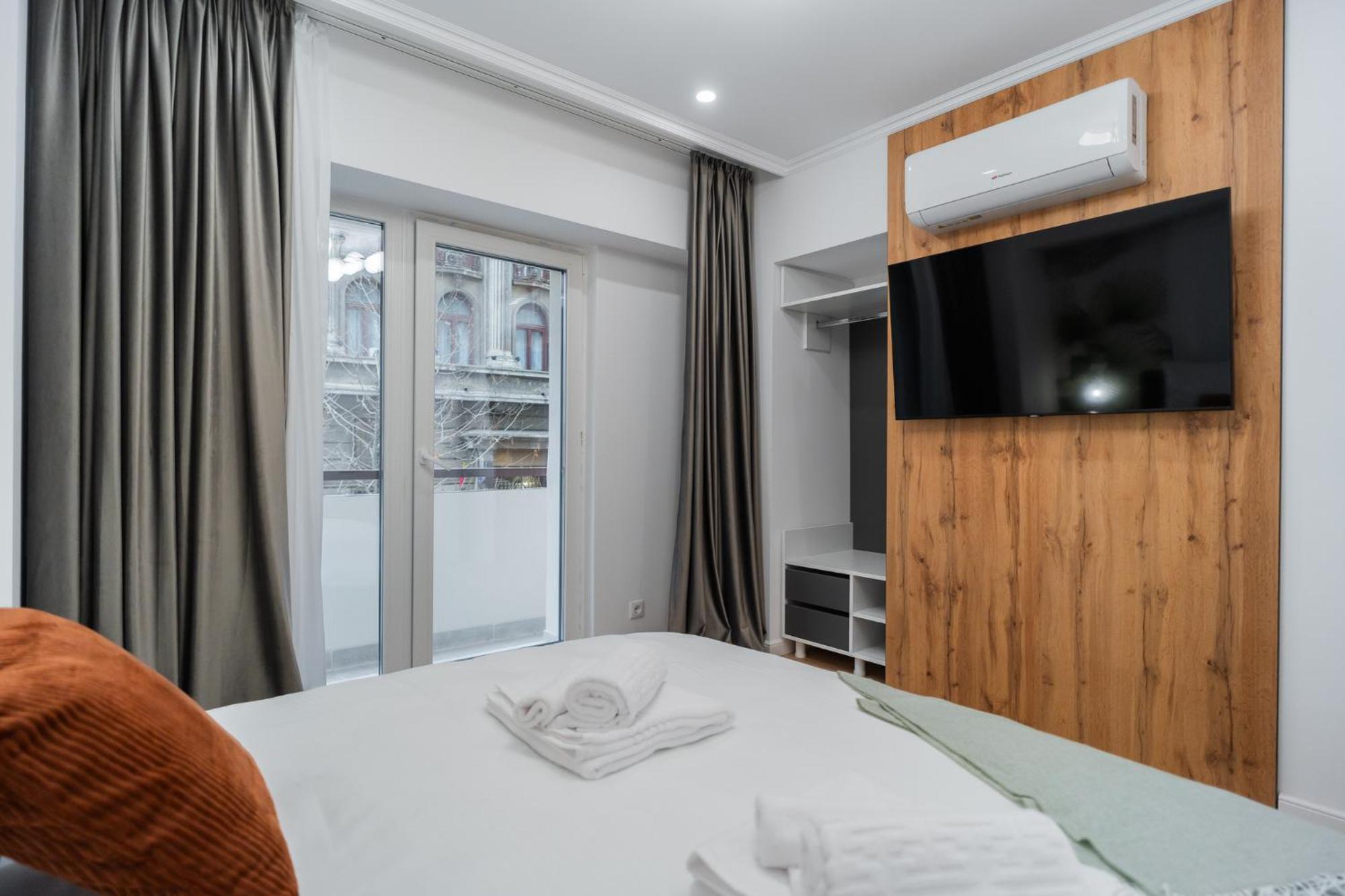 Urban Pearl - Old Town - Unique 4Br/3Ba Apartment Bukares Bagian luar foto