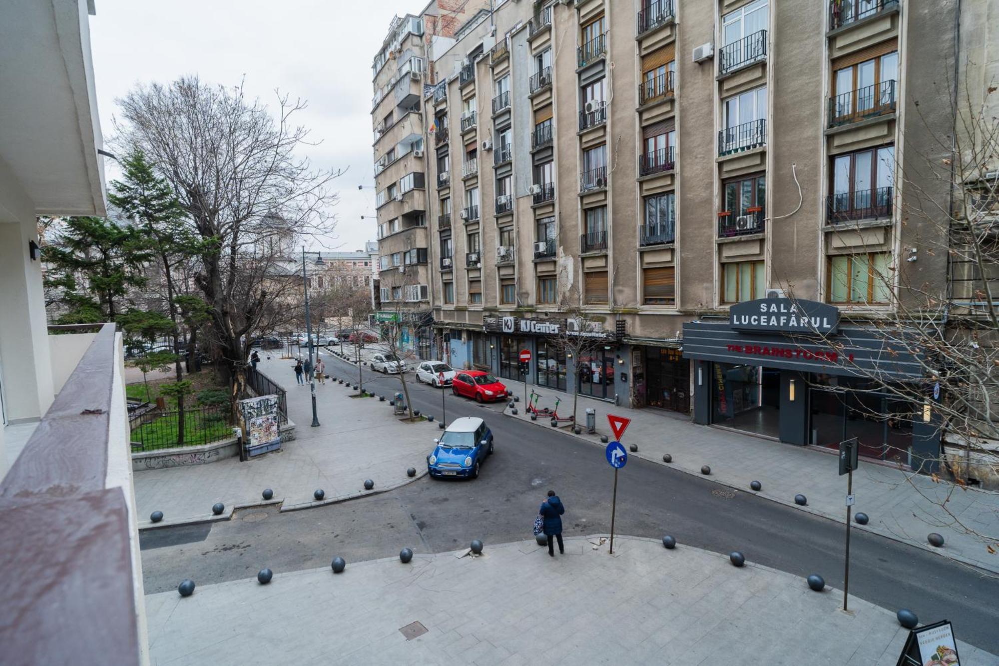 Urban Pearl - Old Town - Unique 4Br/3Ba Apartment Bukares Bagian luar foto