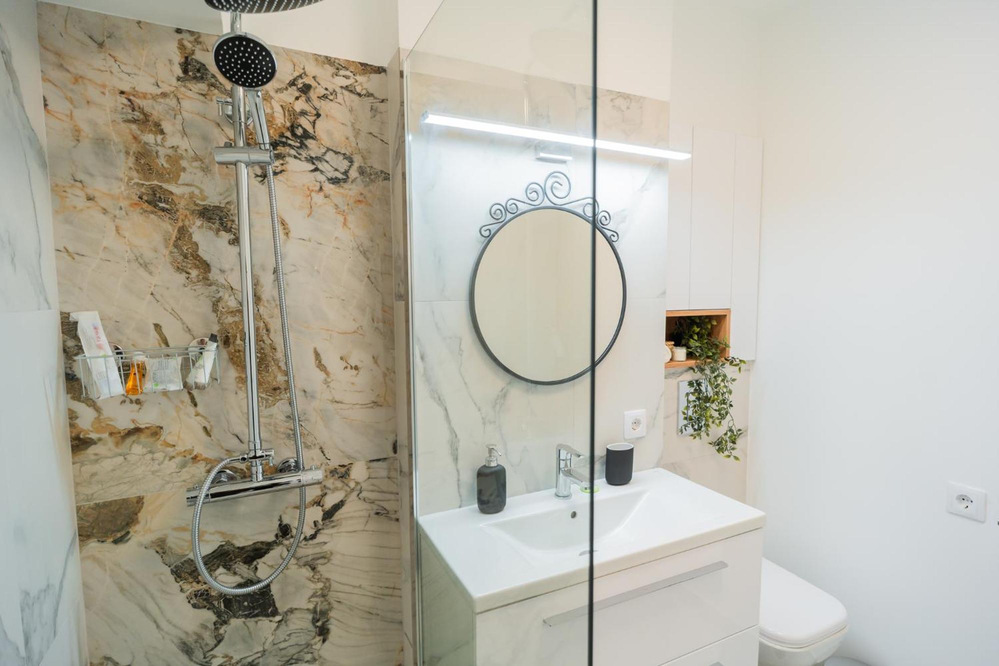 Urban Pearl - Old Town - Unique 4Br/3Ba Apartment Bukares Bagian luar foto
