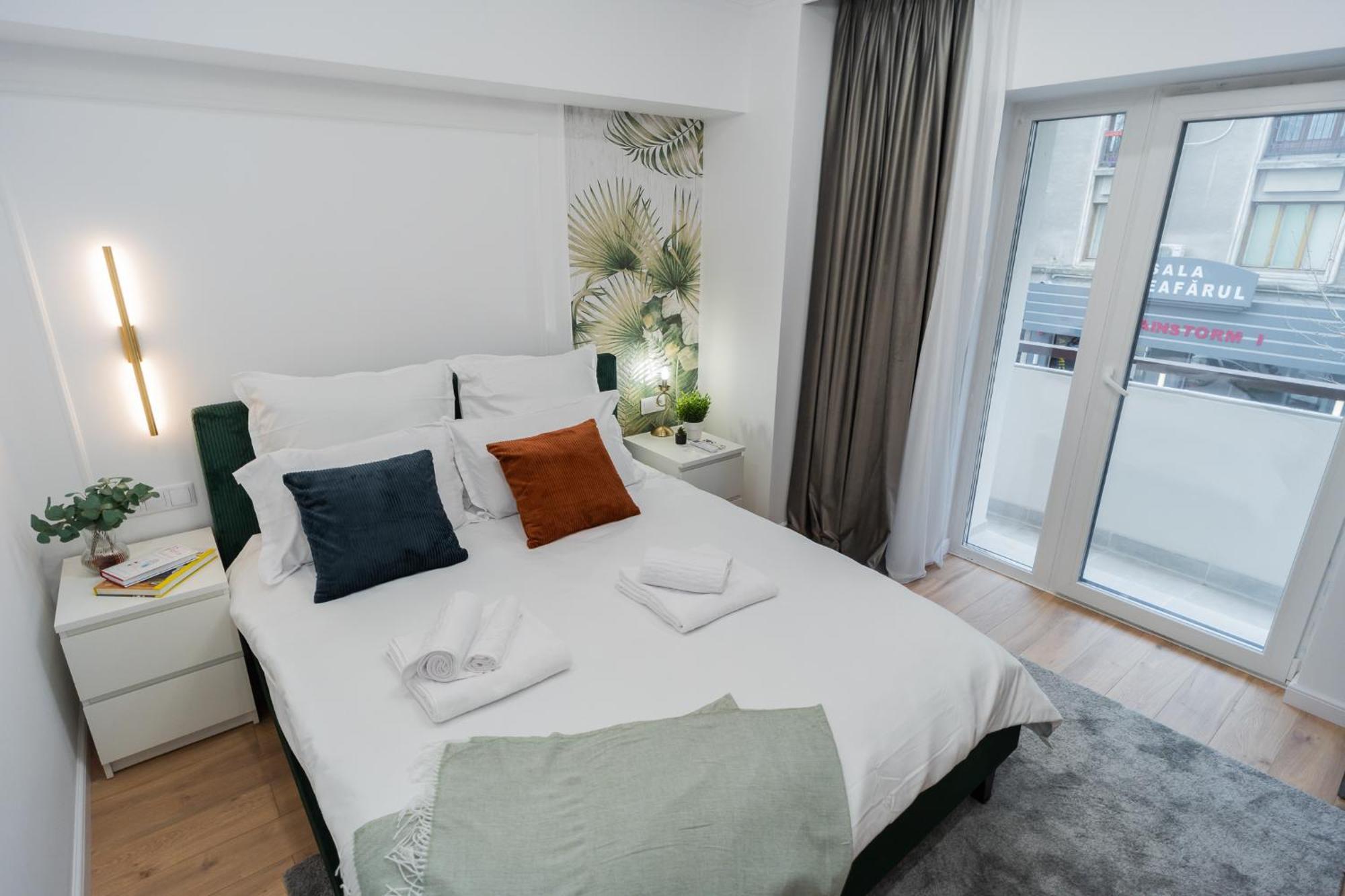 Urban Pearl - Old Town - Unique 4Br/3Ba Apartment Bukares Bagian luar foto
