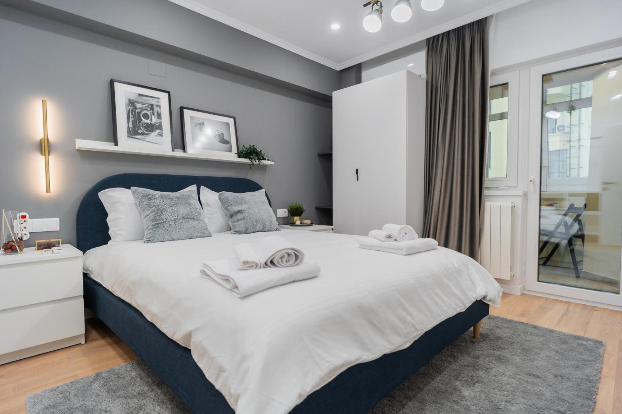 Urban Pearl - Old Town - Unique 4Br/3Ba Apartment Bukares Bagian luar foto
