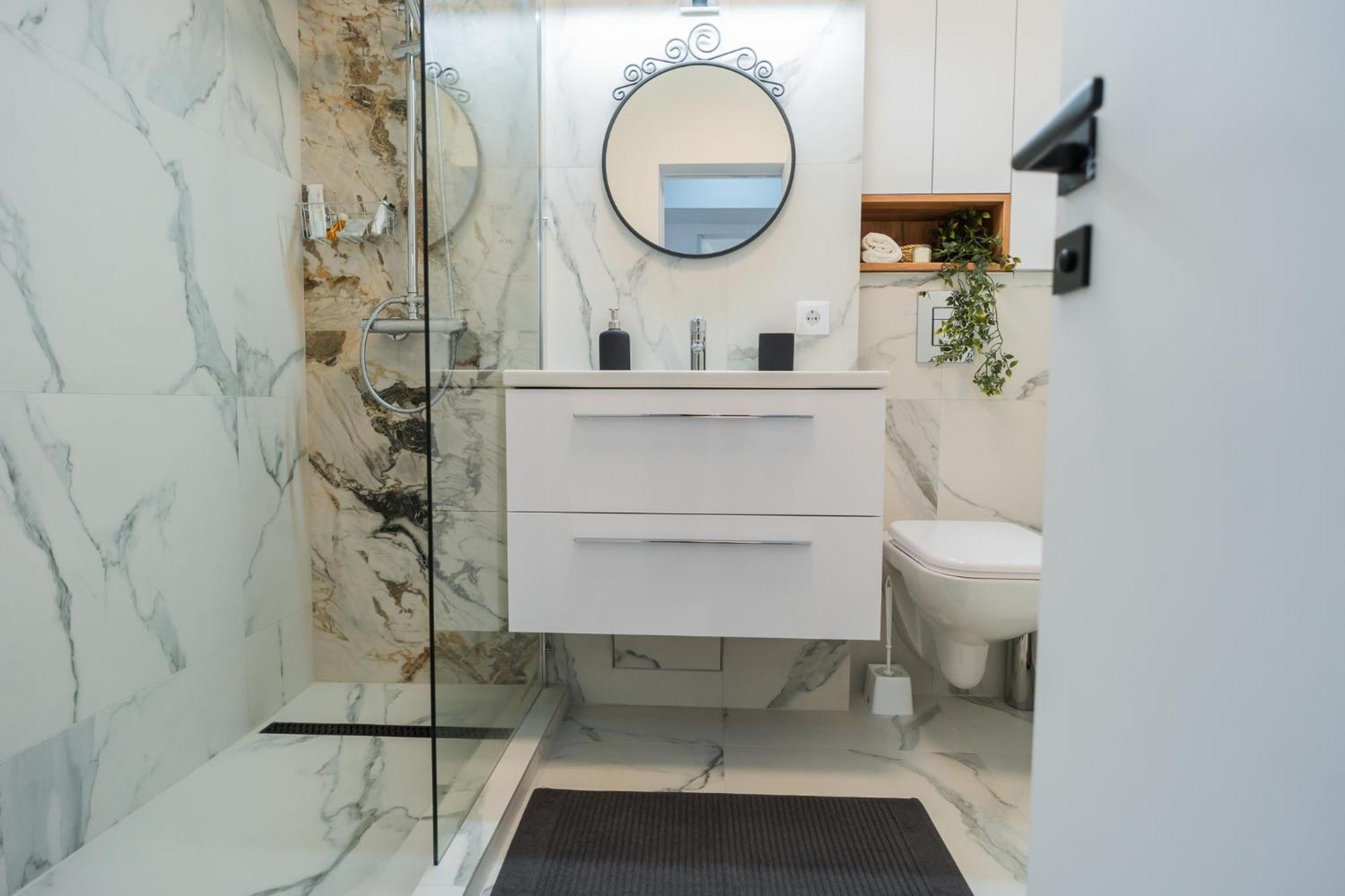 Urban Pearl - Old Town - Unique 4Br/3Ba Apartment Bukares Bagian luar foto