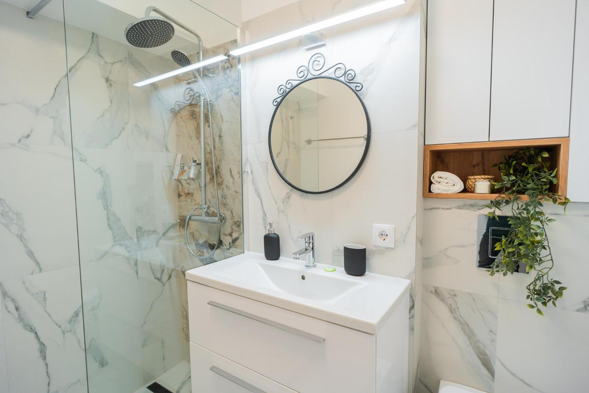 Urban Pearl - Old Town - Unique 4Br/3Ba Apartment Bukares Bagian luar foto