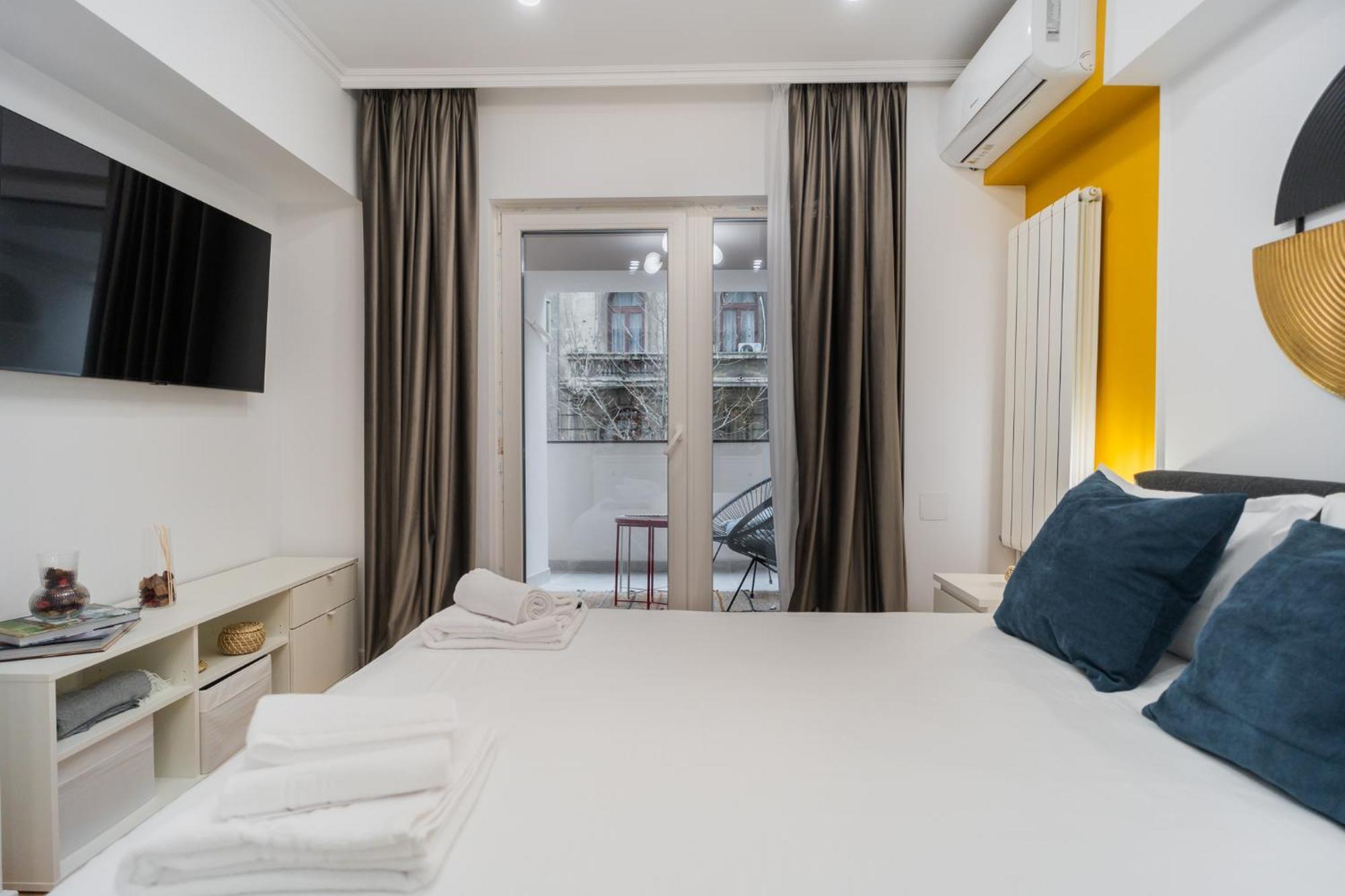 Urban Pearl - Old Town - Unique 4Br/3Ba Apartment Bukares Bagian luar foto