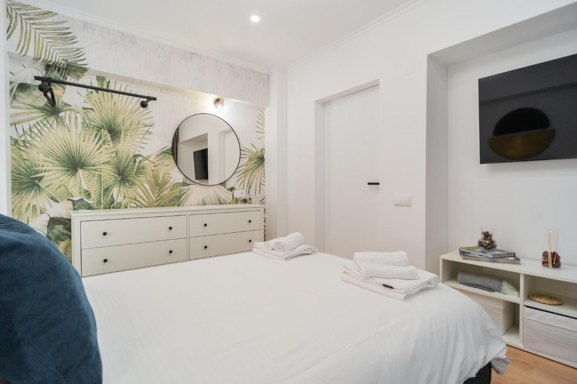 Urban Pearl - Old Town - Unique 4Br/3Ba Apartment Bukares Bagian luar foto