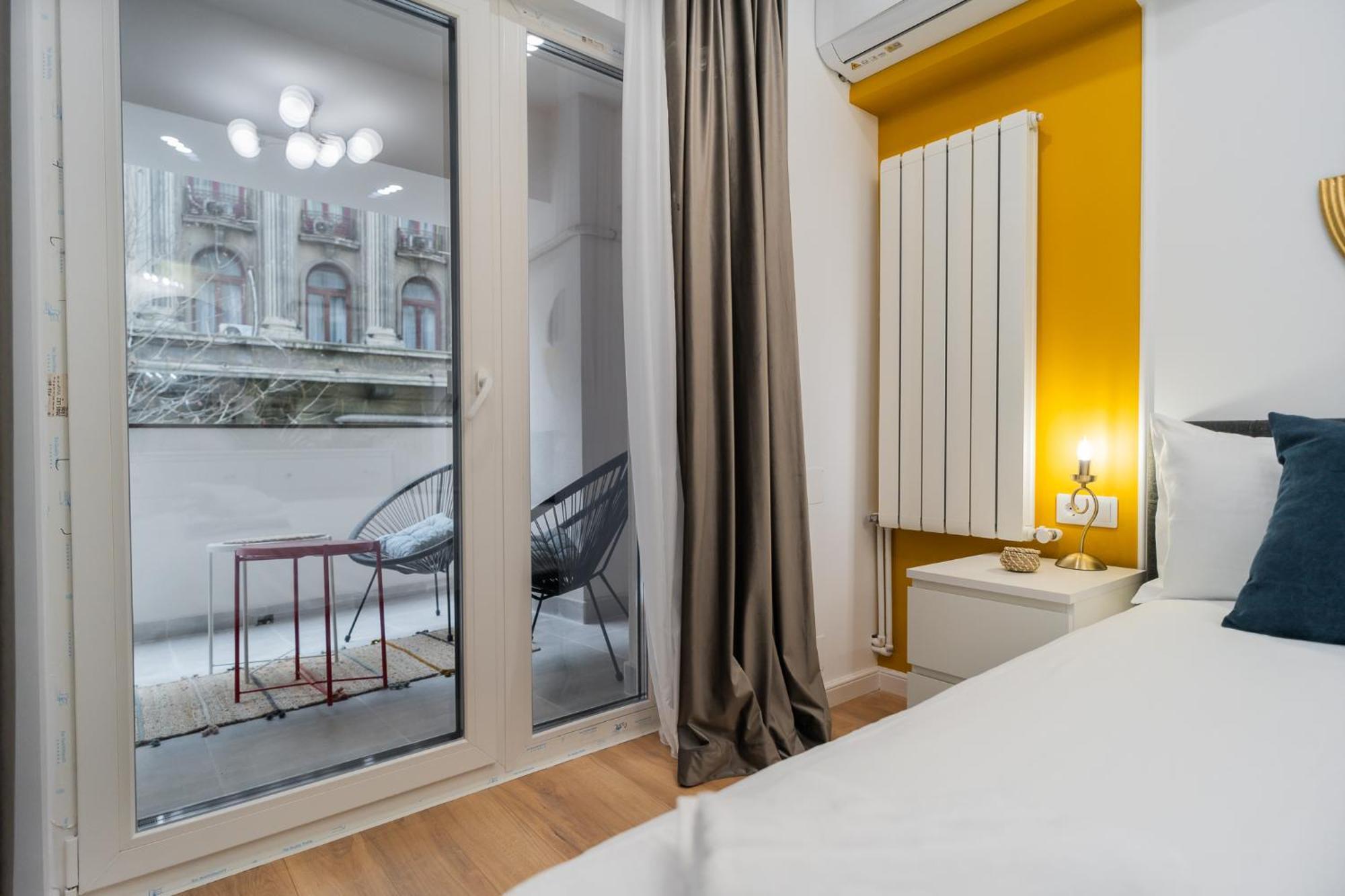 Urban Pearl - Old Town - Unique 4Br/3Ba Apartment Bukares Bagian luar foto