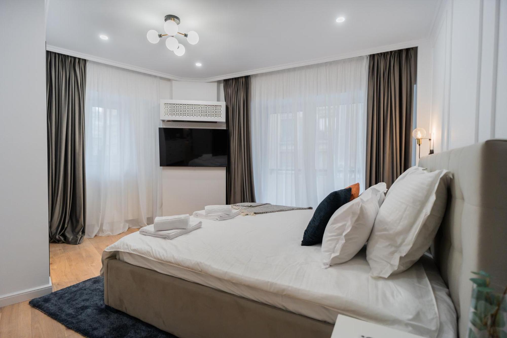Urban Pearl - Old Town - Unique 4Br/3Ba Apartment Bukares Bagian luar foto