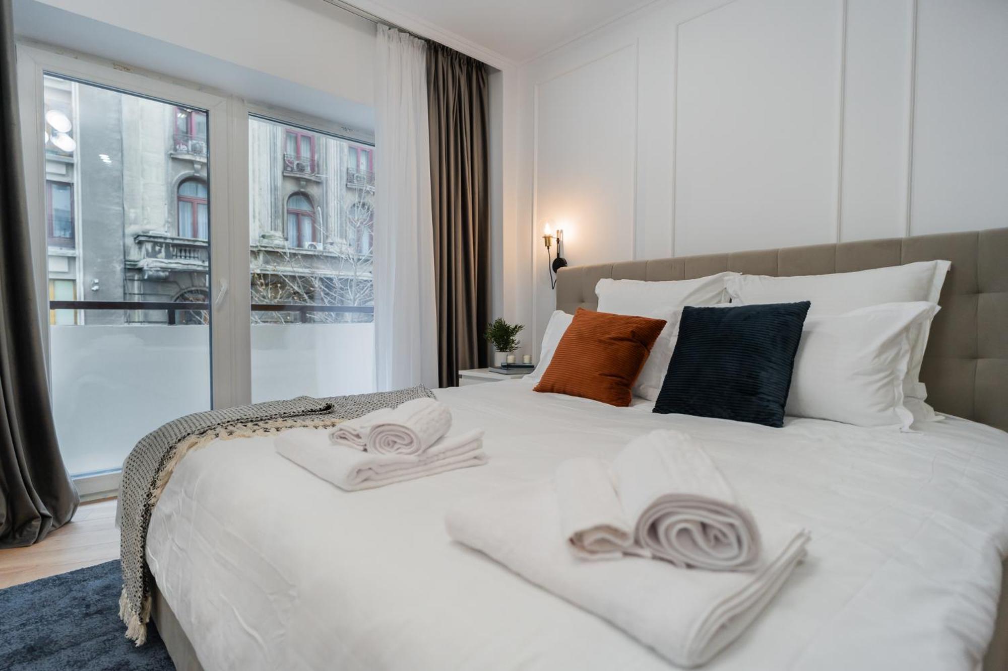 Urban Pearl - Old Town - Unique 4Br/3Ba Apartment Bukares Bagian luar foto