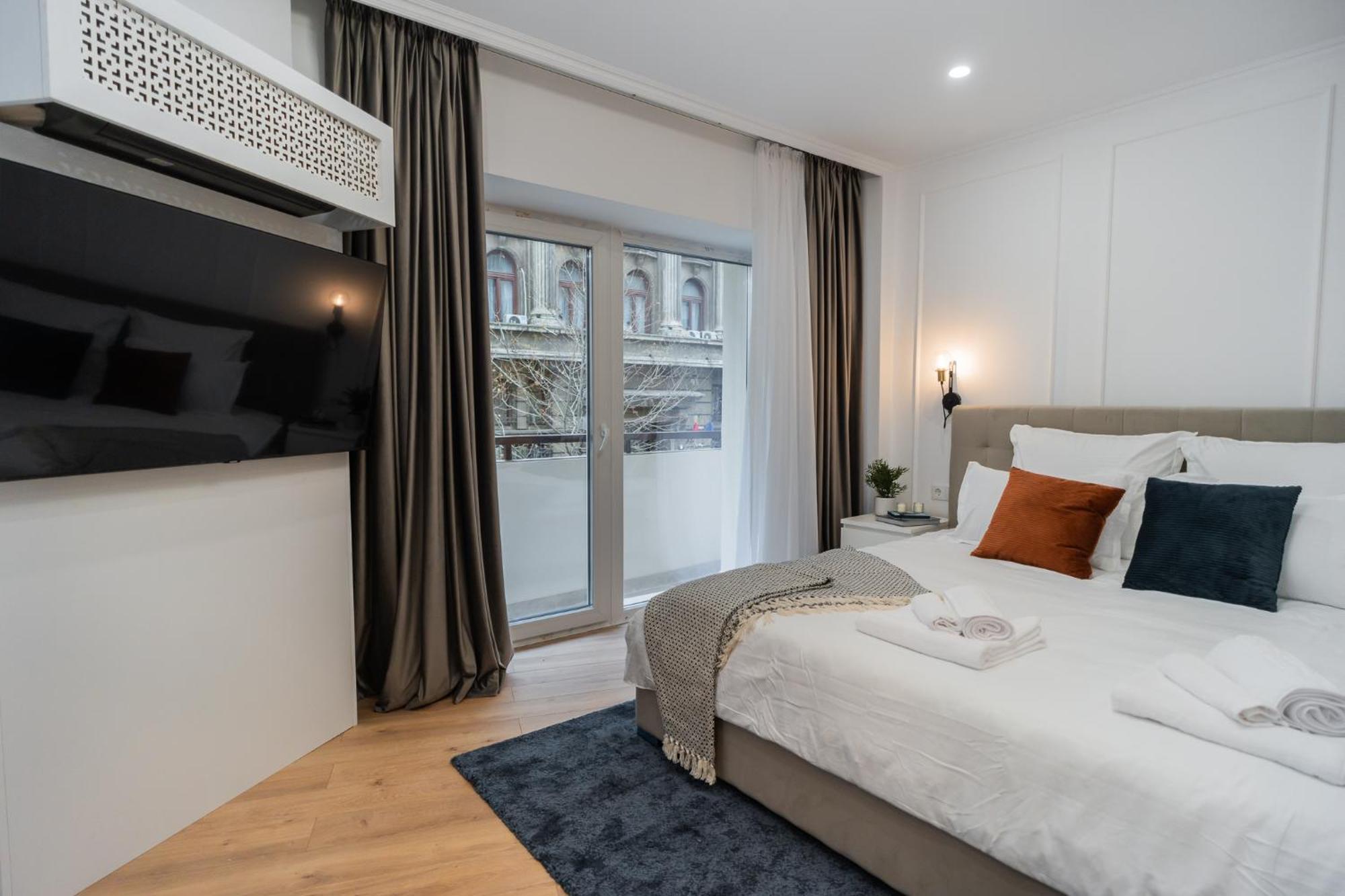 Urban Pearl - Old Town - Unique 4Br/3Ba Apartment Bukares Bagian luar foto