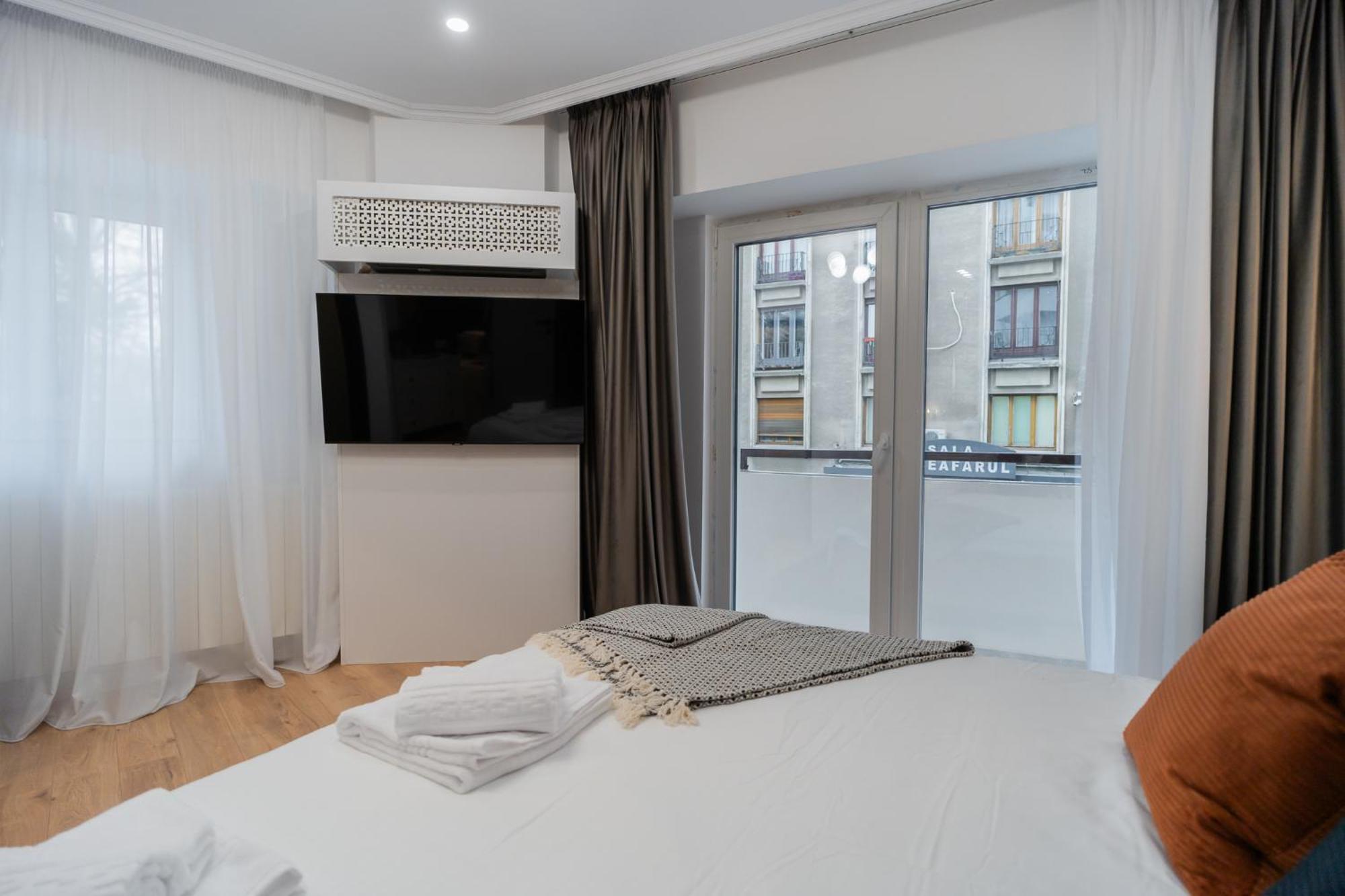 Urban Pearl - Old Town - Unique 4Br/3Ba Apartment Bukares Bagian luar foto