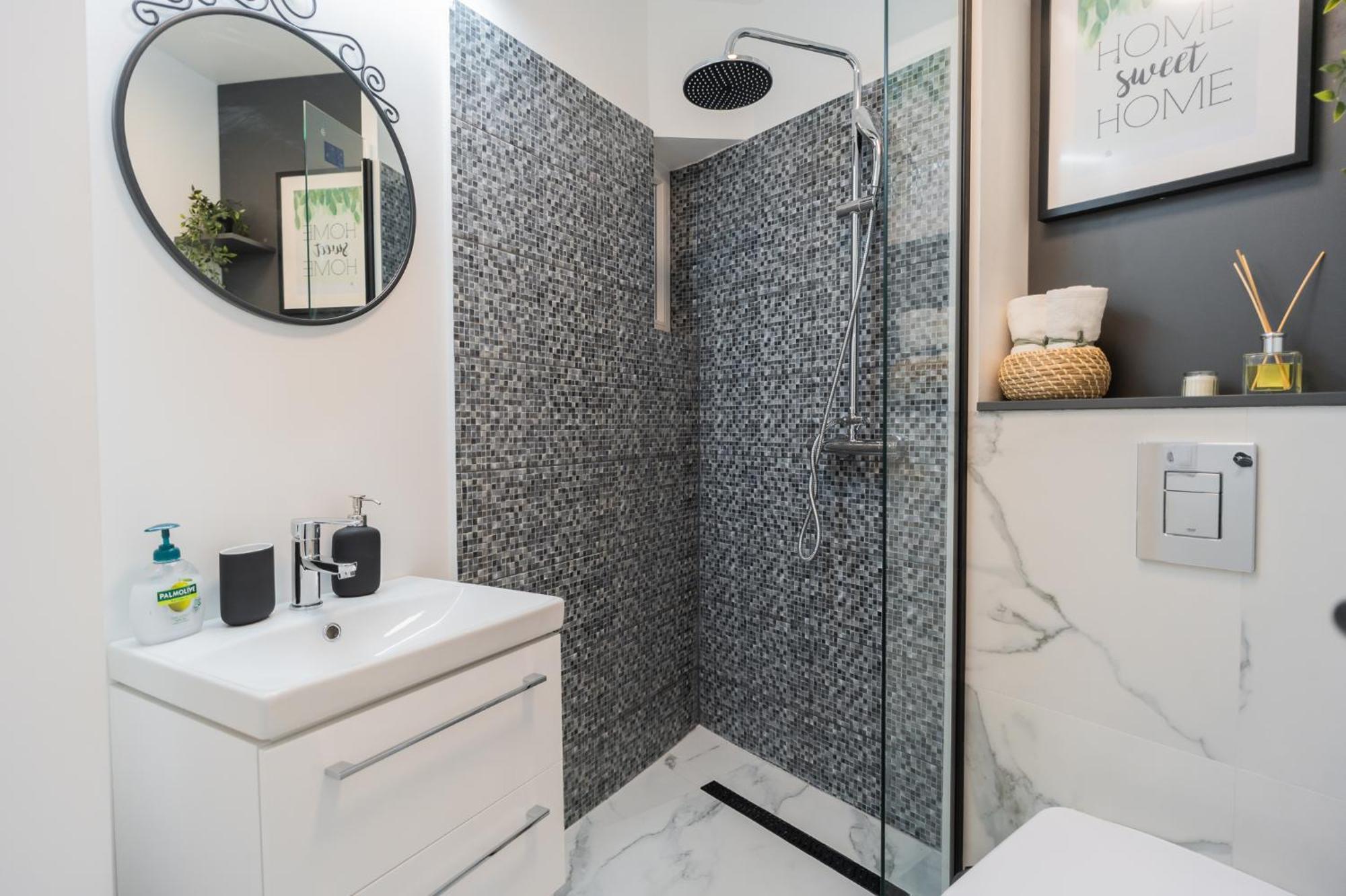 Urban Pearl - Old Town - Unique 4Br/3Ba Apartment Bukares Bagian luar foto