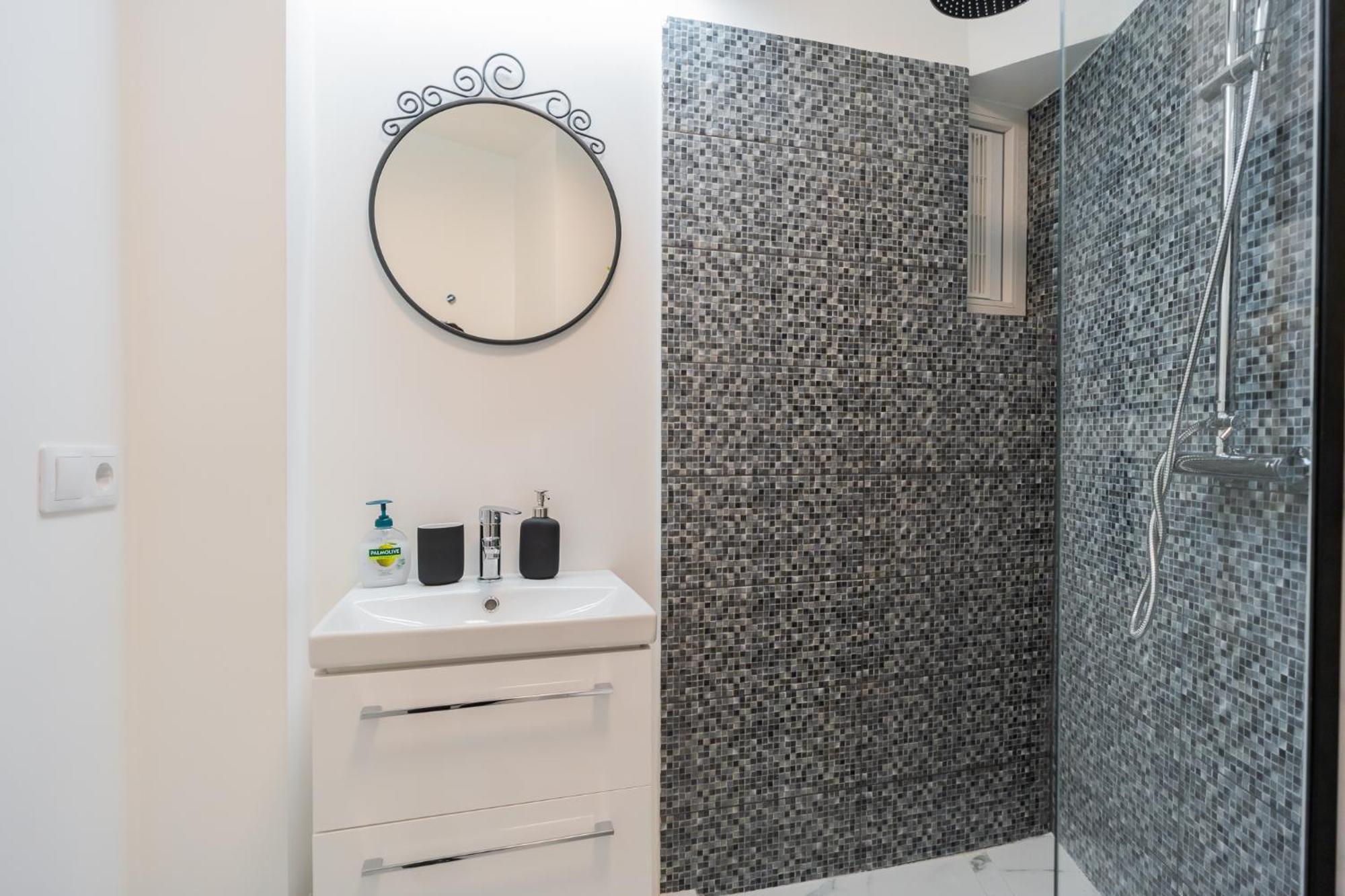 Urban Pearl - Old Town - Unique 4Br/3Ba Apartment Bukares Bagian luar foto