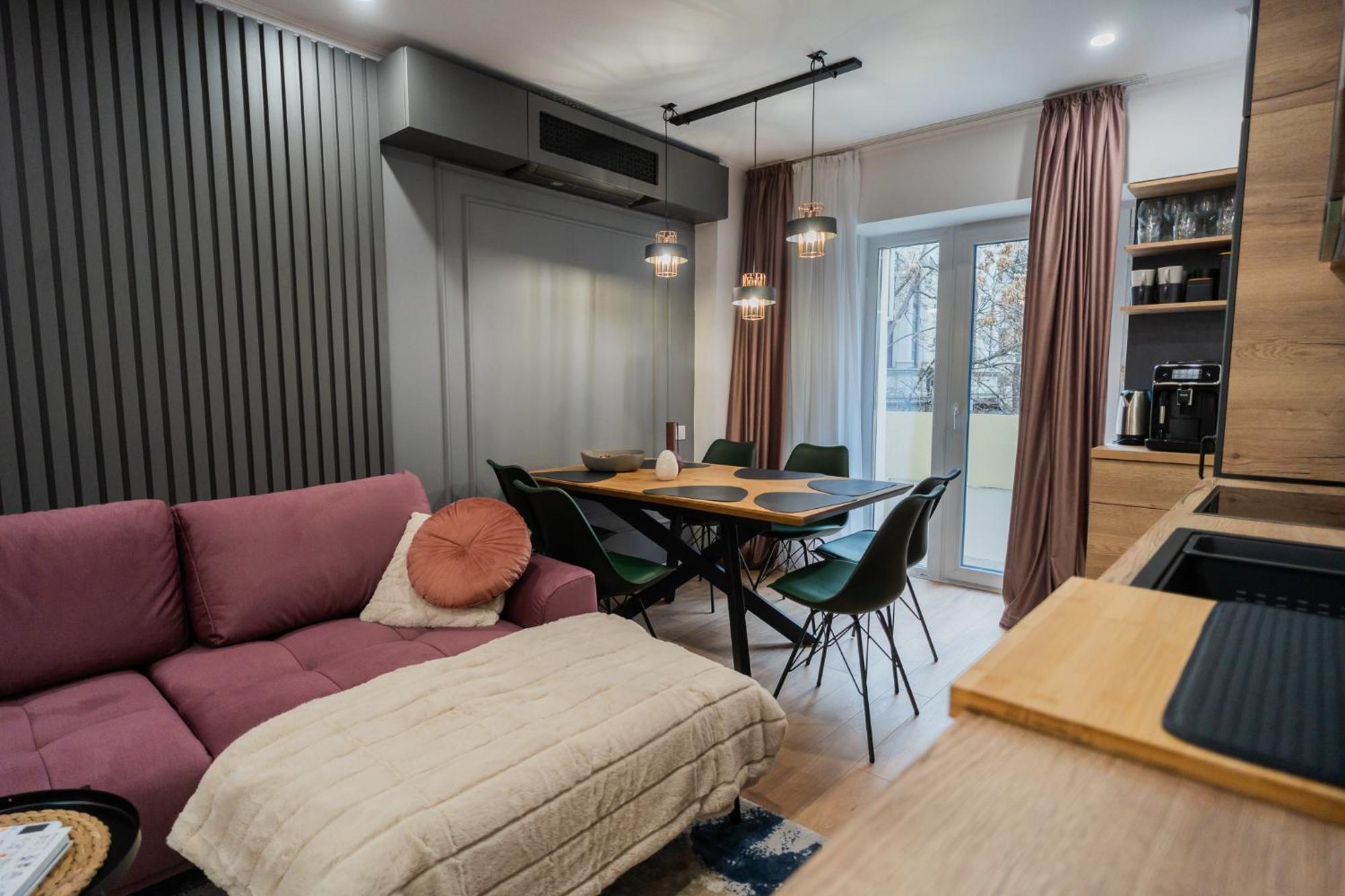 Urban Pearl - Old Town - Unique 4Br/3Ba Apartment Bukares Bagian luar foto