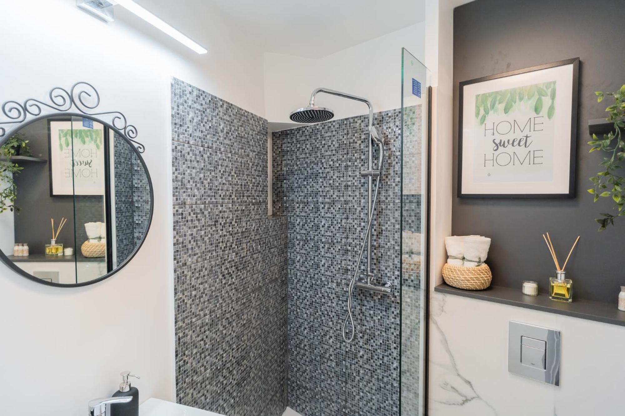 Urban Pearl - Old Town - Unique 4Br/3Ba Apartment Bukares Bagian luar foto